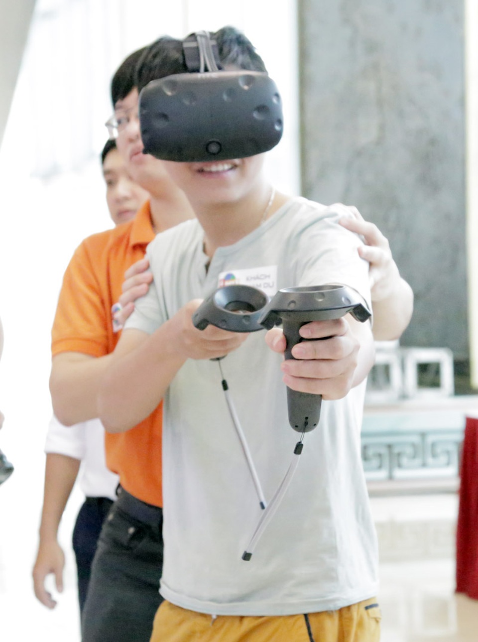 Bạn trẻ mê công nghệ trải nghiệm không gian thực tế ảo ở Google Day X - 3
Thông qua các thiết bị hiện đại như kính 3D, hai chiếc tay cầm, màn hình máy tính,... người tham gia được trải nghiệm một lối chơi hoàn toàn khác so với những cách làm truyền thống trước đây
