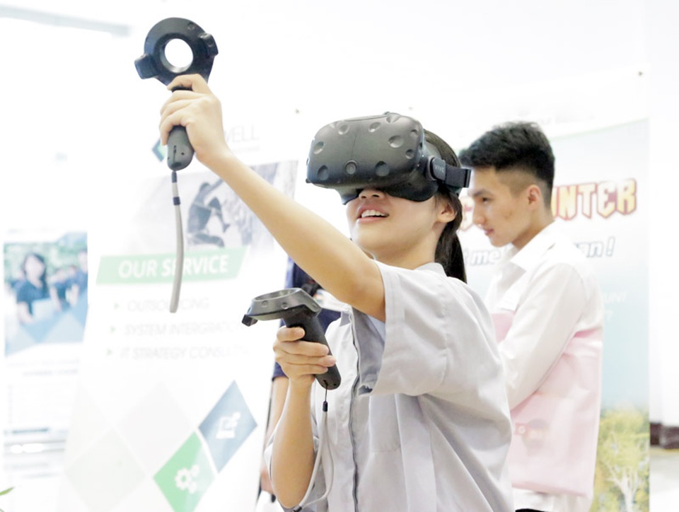 Bạn trẻ mê công nghệ trải nghiệm không gian thực tế ảo ở Google Day X - 4
Công nghệ vốn được coi là lĩnh vực dành cho phần đông phái mạnh, nhưng các bạn nữ cũng không ngần ngại tham gia ngày hội và trải nghiệm những công nghệ mới