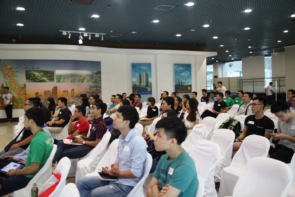 Bạn trẻ mê công nghệ trải nghiệm không gian thực tế ảo ở Google Day X - 2
Tại ngày hội, các CEO nổi tiếng đã có những cuộc trao đổi mở trong lĩnh vực CNTT khi cùng đưa ra những quan điểm, giải pháp cá nhân sáng tạo về các vấn đề bất kỳ trong lĩnh vực này như quản lý dòng tiền khi start-up, những nguyên nhân thất bại – thành công của một start-up công nghệ, những mô hình kinh doanh sáng tạo, bí quyết cạnh tranh...