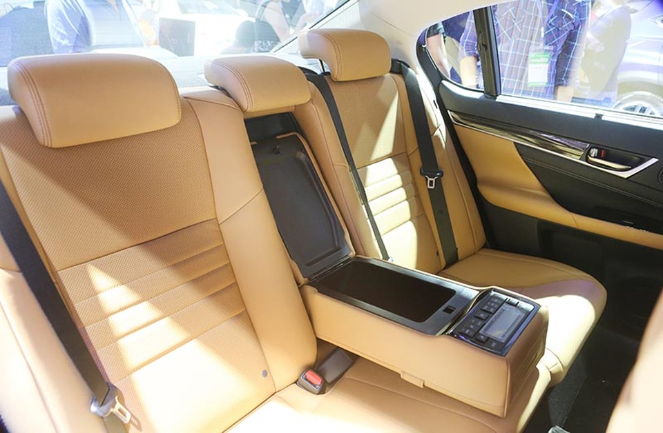 Lexus có gì tại triển lãm Vietnam Motor Show 2016? - 11
Sự tiện nghi đỉnh cao của không gian nội thất Lexus GS Turbo được nhấn mạnh với chất liệu da cao cấp semi-aniline cùng những đường chỉ khâu tinh tế, tích hợp tính năng sưởi ghế được áp dụng cho cả hàng ghế trước và sau. Thiết kế ghế ngồi ôm sát có thêm điểm đỡ hông dưới mang lại cho người lái và hành khách cảm giác tiện nghi thoải mái, ngay cả trên những hành trình dài hoặc khi trải nghiệm chế độ lái thể thao.