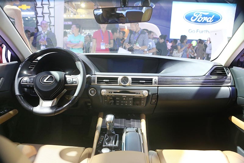 Lexus có gì tại triển lãm Vietnam Motor Show 2016? - 7
Nội thất của GS Turbo 2016 tiếp tục là sự kết hợp của các chất liệu cao cấp với thiết kế đơn giản, thanh lịch, mà sang trọng, một lần nữa thể hiện triết lý thiết kế tập trung vào người sử dụng.