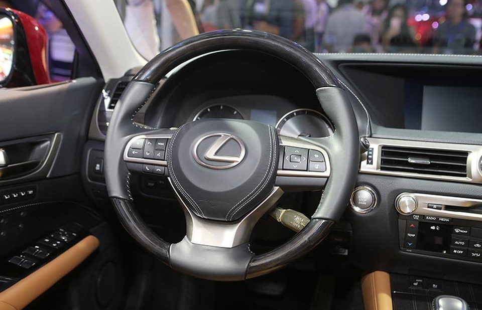Lexus có gì tại triển lãm Vietnam Motor Show 2016? - 9
Hệ thống điều hòa 3 vùng độc lập được tích hợp công nghệ nano giúp làm sạch không khí và khử mùi ghế, dưỡng ẩm cho hành khách, đi kèm hệ thống kiểm soát khí hậu tự động S-Flow được giới thiệu là giúp tiết kiệm năng lượng khi tự động phân bổ nhiệt độ tới các vùng có hành khách ngồi. Xe được trang bị hệ thống âm thanh vòm cao cấp 17 loa DVD Mark Levinson kèm màn hình hiển thị 8 inch với độ phân giải cao.
