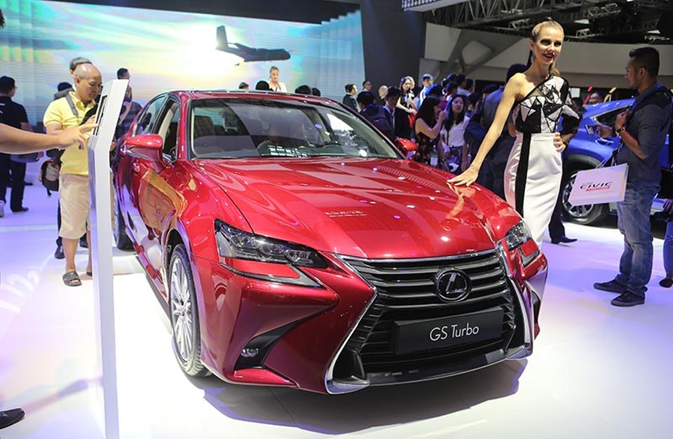 Lexus có gì tại triển lãm Vietnam Motor Show 2016? - 6
Thiết kế đầu xe được nhấn mạnh bởi cụm lưới tản nhiệt hình con suốt dạng 3D đặc trưng, liền mạch cùng các đường dập nổi sắc sảo trên nắp capo và cản trước. Thiết kế năng động của cụm đèn LED 3 bóng kết hợp hài hòa với dải đèn LED ban ngày hình chữ L tách rời, tạo nên một dấu ấn đặc trưng của thương hiệu.