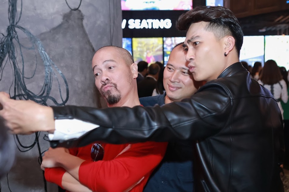 NTK Đức Hùng tái ngộ Long Vũ - 4
Bộ ba cũng có những khoảnh khắc nhí nhố selfie cùng nhau