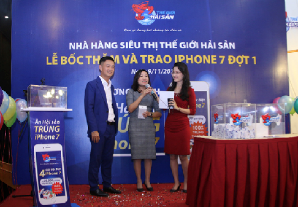 Ăn hải sản, trúng… Iphone7 - 1 Chị Nguyễn Thanh Hương (ở giữa) đã trở thành chủ nhân của chiếc Iphone 7 đầu tiên