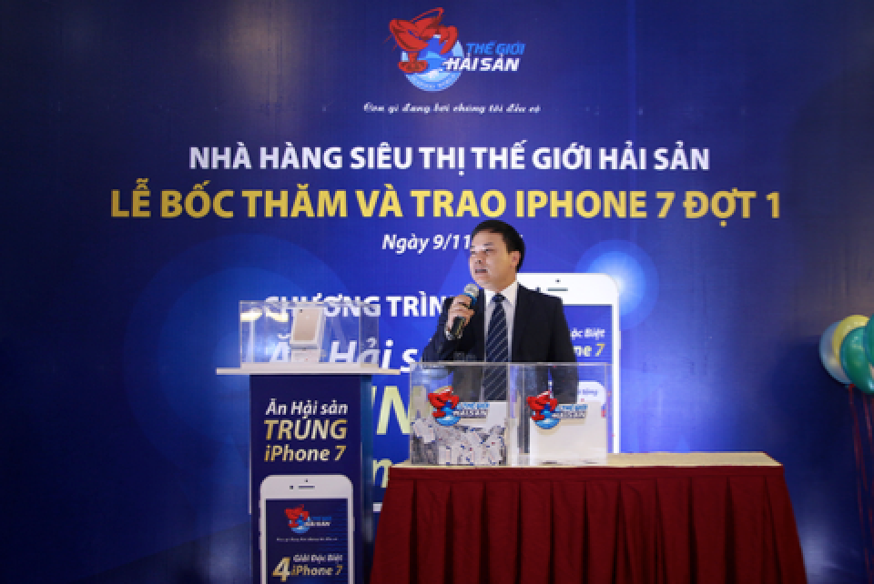 Ăn hải sản, trúng… Iphone7 - 2 Ông Trần Hanh – Phó TGĐ phụ trách khối nhà hàng Thế Giới Hải Sản đang gửi lời tri ân tới khách hàng