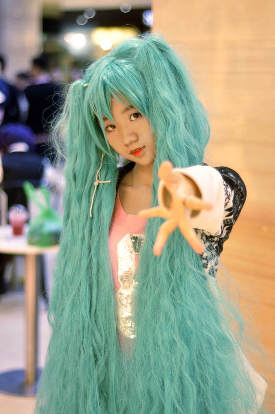 Cosplayer mùa Halloween: Từ đáng sợ đến dễ thương bất ngờ - 12
Mái tóc giả màu xanh dày và dài của cô gái này thu hút mọi sự chú ý của người tham gia lễ hội Halloween năm nay.