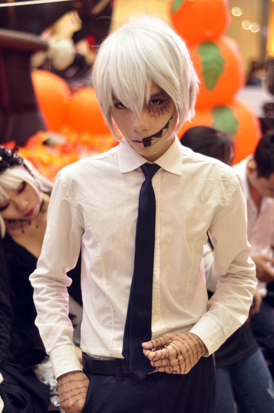 Cosplayer mùa Halloween: Từ đáng sợ đến dễ thương bất ngờ - 4
Chàng trai thư sinh hóa trang theo phong cách nửa mặt