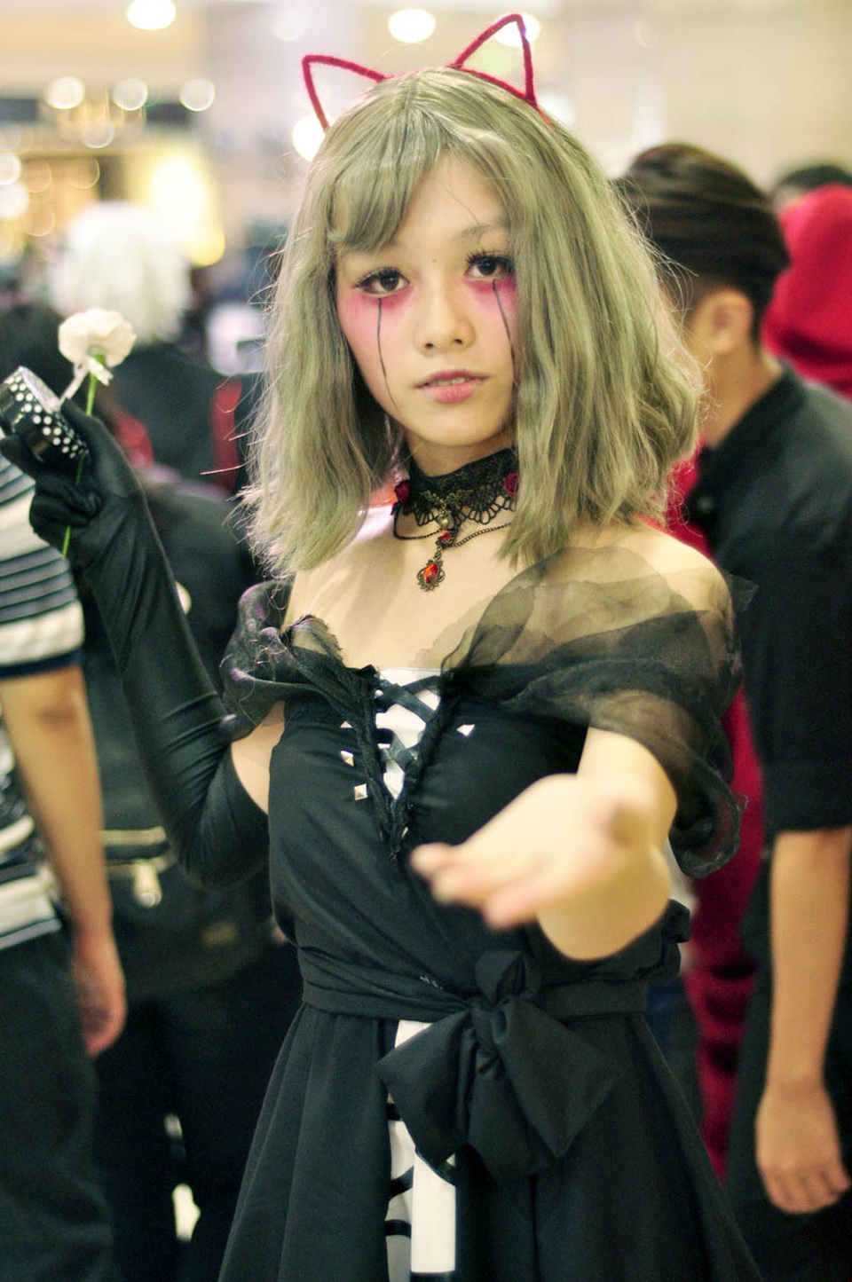 Cosplayer mùa Halloween: Từ đáng sợ đến dễ thương bất ngờ - 6
Cô gái xinh đẹp vào vai búp bê gothic với đôi mắt rơi lệ