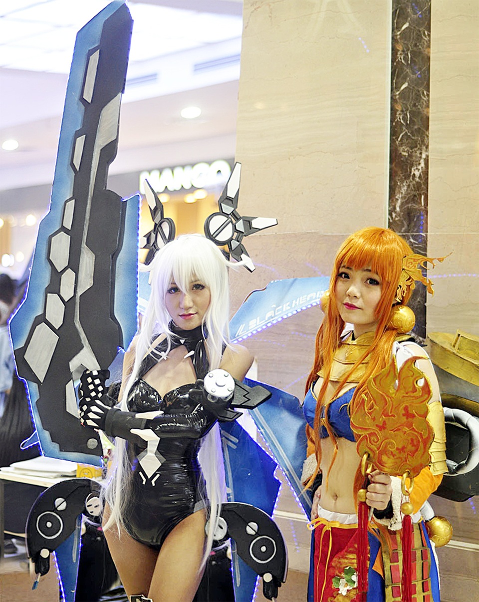 Cosplayer mùa Halloween: Từ đáng sợ đến dễ thương bất ngờ - 7
Mặc thời tiết Hà Nội đang trở lạnh, 2 coser xinh đẹp và táo bạo không ngại mặc trang phục sexy, tạo dáng cùng những món phụ kiện “khủng” được đầu tư kĩ lưỡng