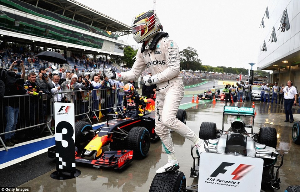 Thắng chặng, Lewis Hamilton tiếp tục nuôi giấc mơ vô địch - 11 Thắng chặng, Lewis Hamilton tiếp tục nuôi giấc mơ vô địch - 11