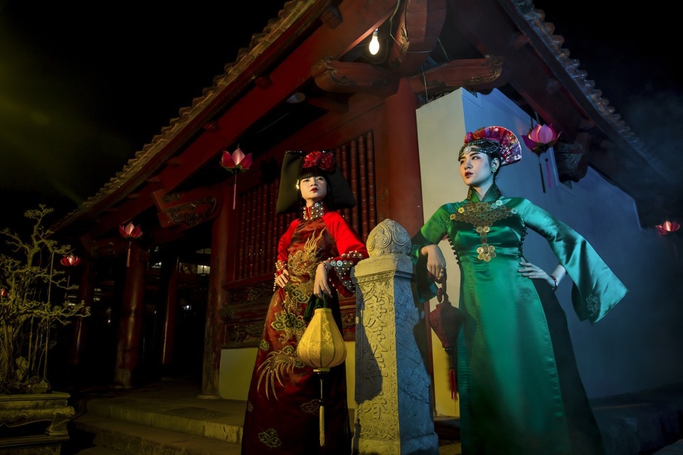 Hạ Vy, Phan Hà Phương khiến du khách quốc tế trầm trồ với áo dài cổ - 16 Hạ Vy, Phan Hà Phương khiến du khách quốc tế trầm trồ với áo dài cổ - 16