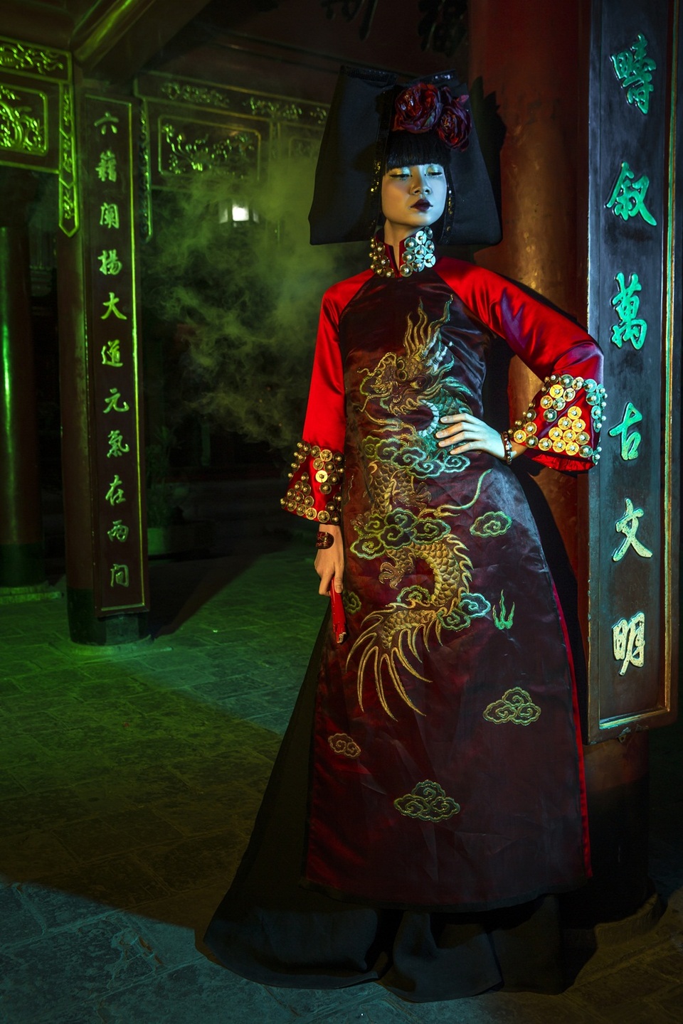 Hạ Vy, Phan Hà Phương khiến du khách quốc tế trầm trồ với áo dài cổ - 11 Hạ Vy, Phan Hà Phương khiến du khách quốc tế trầm trồ với áo dài cổ - 11