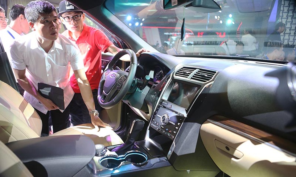 Khám phá SUV nhập khẩu từ Mỹ Ford Explorer 2017 - 2
Ford Explorer được trang bị hàng loạt tính năng an toàn và thông minh như: SYNC 3, MyFord, hệ thống kiểm soát địa hình, hỗ trợ đỗ xe tự động, cảnh báo lệch làn, hỗ trợ đổ đèo, hệ thống camera 180 độ, cảm biến mở cửa sau tự động, và hệ thống 10 túi khí…