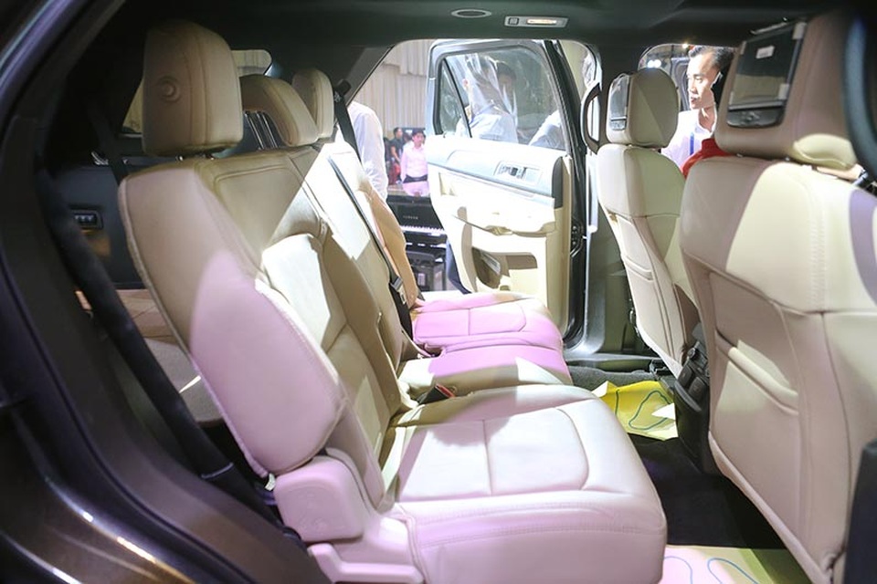Khám phá SUV nhập khẩu từ Mỹ Ford Explorer 2017 - 7
Xe có nội thất da mềm cao cấp, ghế điều khiển điện đa hướng kèm tính năng mát-xa; ghế, gương, vô-lăng, bàn đạp ga và phanh đều điều khiển điện và có nhớ vị trí. Ngoài ra, còn có nhiều ngăn để đồ thông minh cùng các ổ USB và sạc điện ở trước và sau; hệ thống 12 loa Sony 500W với loa siêu trầm và màn hình DVD, tai nghe không dây ở ghế sau.