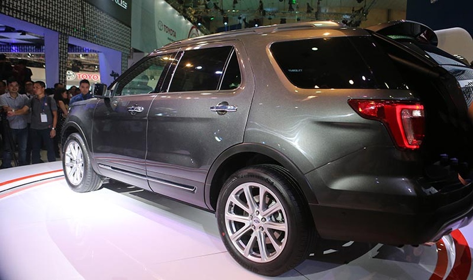 Khám phá SUV nhập khẩu từ Mỹ Ford Explorer 2017 - 10
Ford Explorer sẽ chính thức có mặt tại tất cả các đại lý bán lẻ của Ford trên khắp cả nước vào cuối năm 2016, với mức giá 2,18 tỷ đồng (đã bao gồm các loại thuế) với bốn tùy chọn màu: trắng, đen, đỏ và ghi xám.