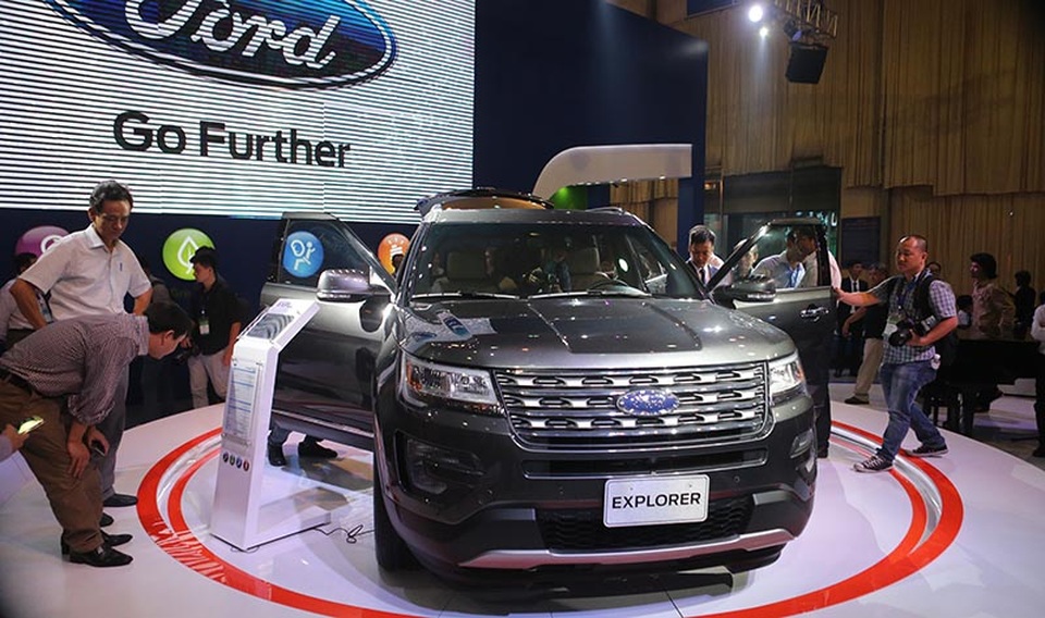 Khám phá SUV nhập khẩu từ Mỹ Ford Explorer 2017 - 1
Tại triển lãm Vietnam Motor Show 2016 đang diễn ra ở Hà Nội, Explorer là mẫu xe mới duy nhất của Ford Việt Nam. Được nhập khẩu từ Mỹ, Explorer 2017 có thiết kế thể thao mạnh mẽ, đặc trưng Mỹ với tổng thể bề thế, vững chãi. Phần đầu xe gây ấn tượng mạnh bởi không gian 3D của hốc hút gió trước khi các thanh crom ngang được khuyết vát đi, kết hợp hiện đại với hệ thống đèn LED và đèn sương mù hình chữ C.