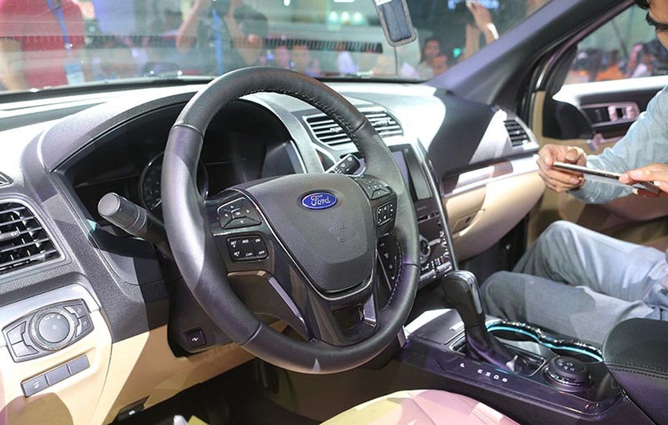 Khám phá SUV nhập khẩu từ Mỹ Ford Explorer 2017 - 4
Tay lái bọc da, có trợ lực điện và tích hợp lẫy chuyển số, có chức năng sưởi vào mùa đông