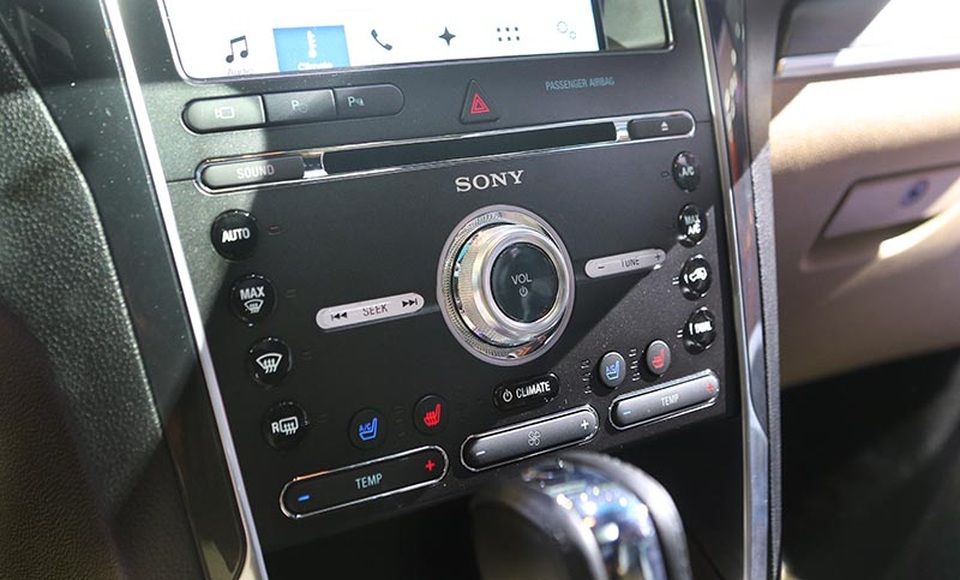 Khám phá SUV nhập khẩu từ Mỹ Ford Explorer 2017 - 6
Xe được trang bị hệ thống điều khiển bằng giọng nói SYNC thế hệ thứ ba, màn hình TFT cảm ứng 8 inh đa điểm