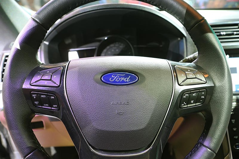Khám phá SUV nhập khẩu từ Mỹ Ford Explorer 2017 - 5
Vô lăng chỉnh điện 4 hướng