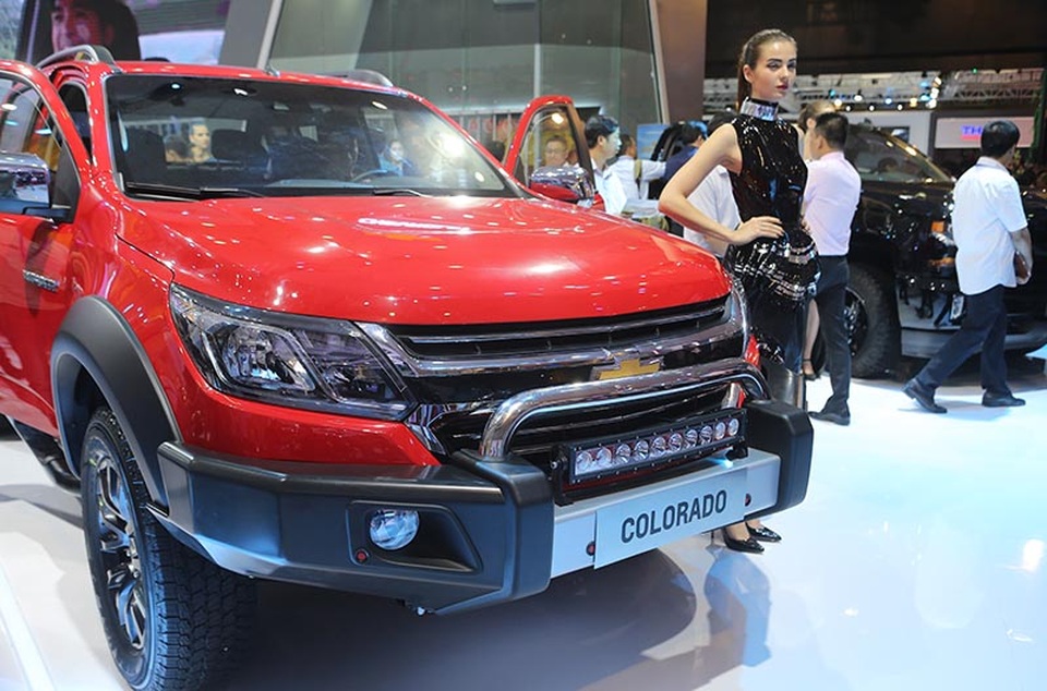 Chevrolet Colorado và sự cách tân cho một khởi đầu mới - 1
Vẫn trang bị hai loại động cơ diesel: 2.5L Duramax 2.5L FGT (Fixed Geometry Turbo) có sức mạnh 163 mã lực/380Nm và 2.8L Duramax 2.8L VGT có sức mạnh 197 mã lực/500 Nm nhưng Colorado xuất hiện tại Vietnam Motor Show 2016 với hình ảnh đậm chất Mỹ hơn. Và không phải ngẫu nhiên mà tại triển lãm lần này, Colorado xuất hiện bên cạnh đàn anh Silverado Midnight - một sự tiếp nối cho các tiêu chuẩn Mỹ, văn hóa sử dụng xe của Mỹ.