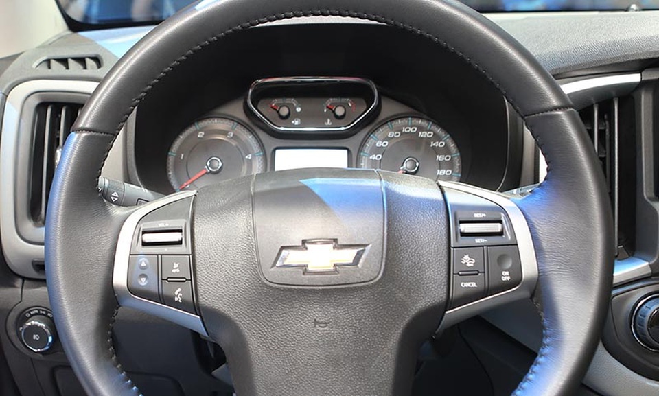 Chevrolet Colorado và sự cách tân cho một khởi đầu mới - 4
Vô-lăng bọc da tích hợp điều khiển âm lượng và trả lời điện thoại trên phiên bản LTZ và High Country giúp người lái luôn kết nối mà vẫn tập trung quan sát đường đi và không phải rời tay khỏi vô lăng. Hệ thống điều khiển hành trình (Cruise control) cũng được tích hợp trên vô-lăng của hai phiên bản này, giúp người lái cài đặt tốc độ mong muốn chỉ bằng một nút bấm.