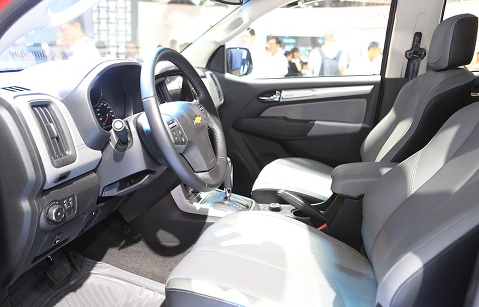 Chevrolet Colorado và sự cách tân cho một khởi đầu mới - 9
Phiên bản Colorado LTZ và High Country được trang bị cần gạt mưa tự động, đèn pha tự động bật/tắt và gương chiếu hậu chống chói tự động. Tất cả các phiên bản Colorado đều được trang bị kính cửa sổ chỉnh điện lên xuống một chạm tất cả các cửa, cho phép người lái sử dụng chìa khóa điện để điều chỉnh nâng/hạ cửa kính từ xa tiện lợi.