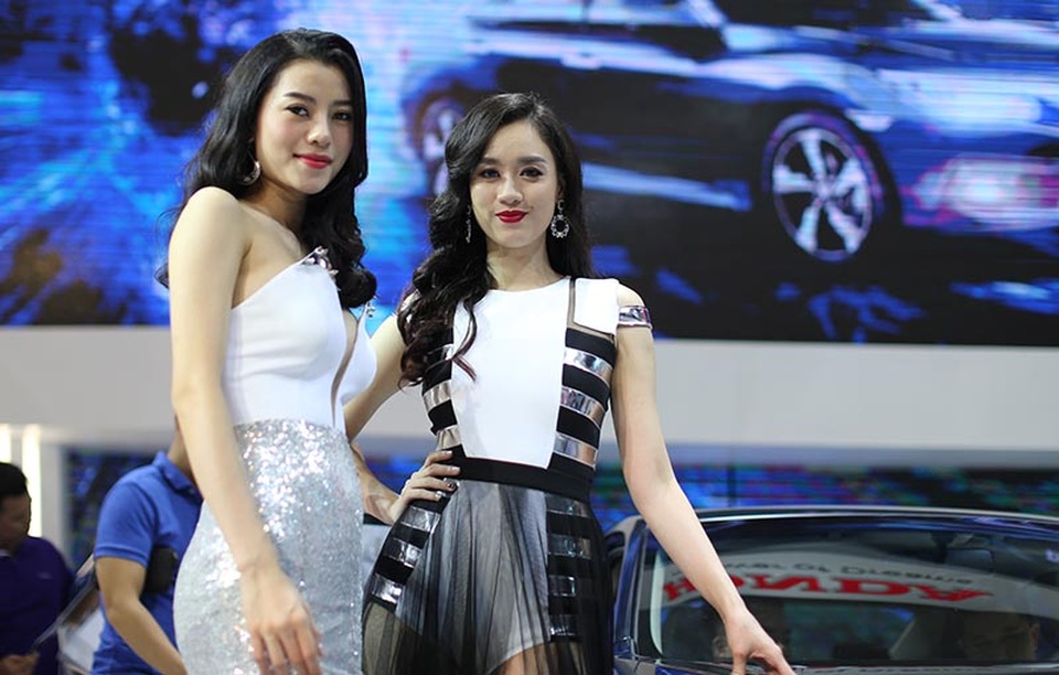 Những cô gái xinh đẹp tại Vietnam Motor Show 2016 - 3 Những cô gái xinh đẹp tại Vietnam Motor Show 2016 - 3