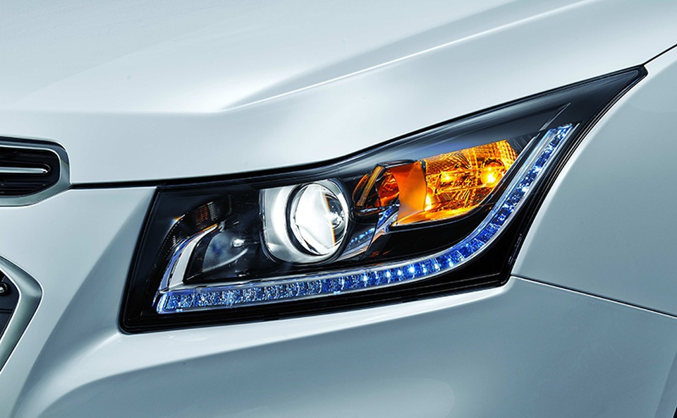 Chevrolet giới thiệu xe Cruze mới tại Việt Nam - 2
Cruze mới có thiết kế được cải tiến với cụm đèn LED chiếu sáng ban ngày tích hợp với đèn pha dạng thấu kính mới thay cho đèn halogen trước đó ở phần đầu xe.