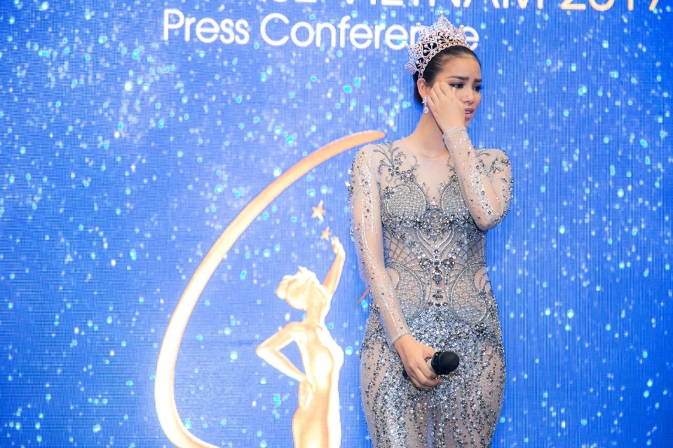 Hoa hậu Phạm Hương khóc khi nhìn lại hành trình tại hoa hậu Hoàn vũ Thế giới - 5 Sau hai năm giữ ngôi vị đương kim Hoa hậu Hoàn vũ Việt Nam, Phạm Hương sẽ chính thức trao lại ngôi vị cho người đẹp mới. Người mà cô tin tưởng sẽ là lớp kế thừa xứng đáng bởi sự tự tin, nỗ lực, chân thành và có nhiều đóng góp cho cộng đồng.