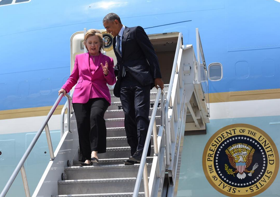 Bà Clinton chi hơn 36.000 USD cho một lần đi "Không lực Một" để vận động tranh cử - 1
Bà Hillary Clinton sử dụng Không lực Một cho chuyến vận động tranh cử hôm 5/7 cùng với Tổng thống Barack Obama. (Ảnh: Getty)