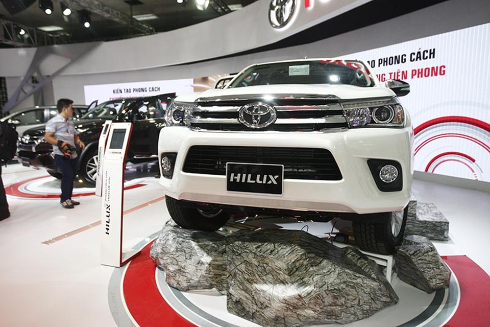 Toyota Fortuner 2017 chính thức ra mắt thị trường Việt Nam - 9
Hilux là mẫu xe đầu tiên tại Việt Nam được trang bị động cơ diesel thế hệ mới nhất của Toyota mang kí hiệu GD-engine. Hộp số cũng đã được nâng cấp từ tự động 5 cấp lên 6 cấp. Ngoài ra, Hilux được bổ sung hai màu mới là trắng ngọc trai và đỏ trên tất cả các phiên bản.