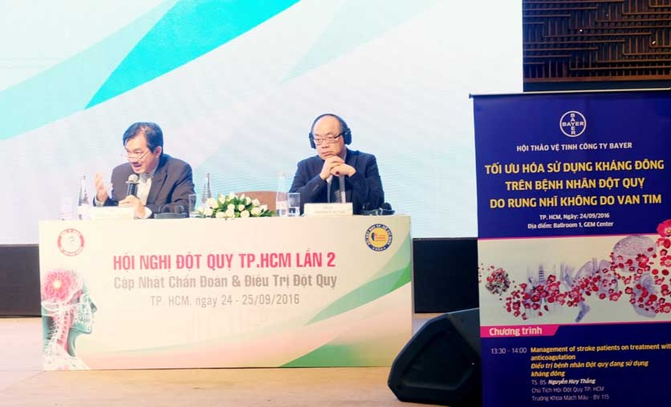 Phòng ngừa đột quỵ hiệu quả ở bệnh nhân rung nhĩ - 2 TS.BS Nguyễn Huy Thắng và GS.TS Lawrence Wong đang trao đổi tại Hội nghị