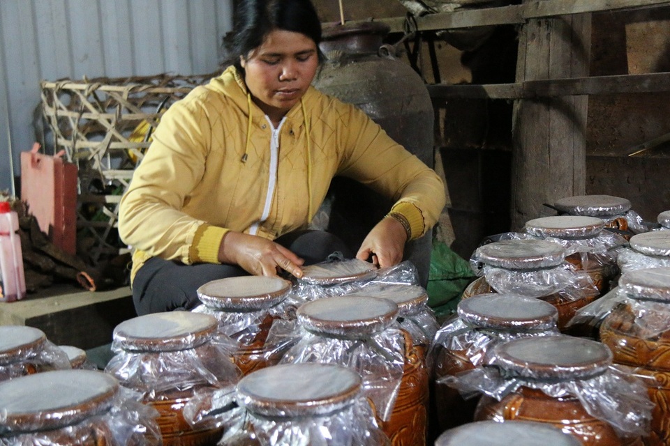 Đắk Nông: Cận Tết Nguyên đán, rượu cần lại chuẩn bị “du xuân” - 1 Vào dịp tết, mỗi ché rượu cần được bán với giá từ 250.000- 2 triệu đồng/ ché