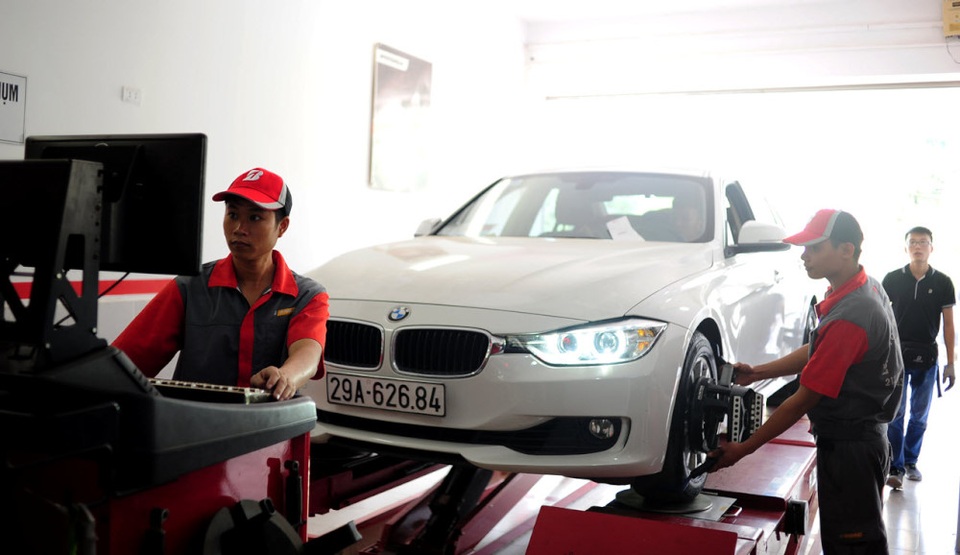 Kỹ thuật viên B-Select Thái Phương cân chỉnh thước lái bằng máy Hunter hiện đại