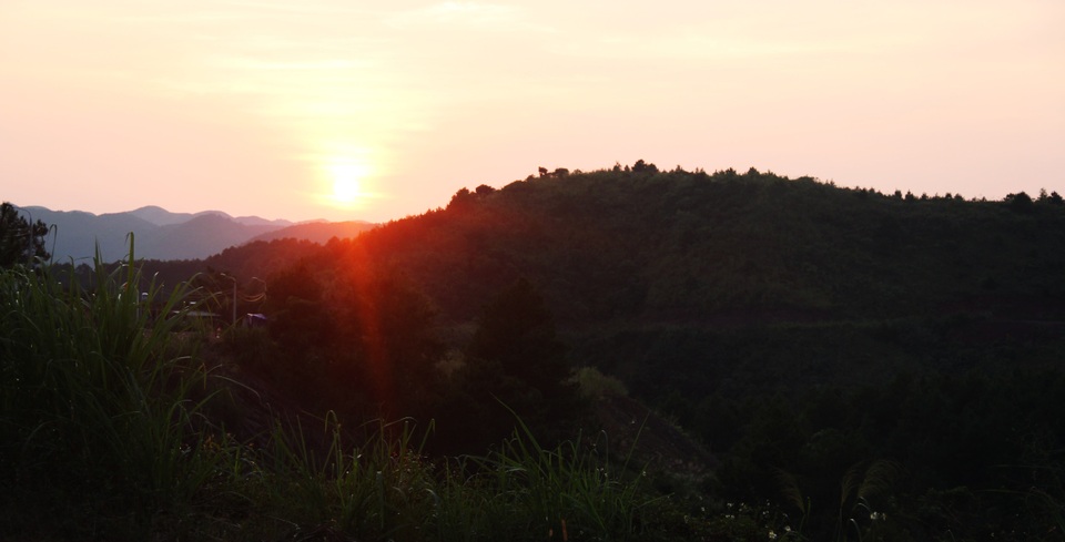 Khám phá vẻ đẹp Mẫu Sơn và miền biên viễn Bình Liêu - 1
Ánh nắng đầu ngày nhìn từ nhà hoang trên đỉnh Mẫu Sơn