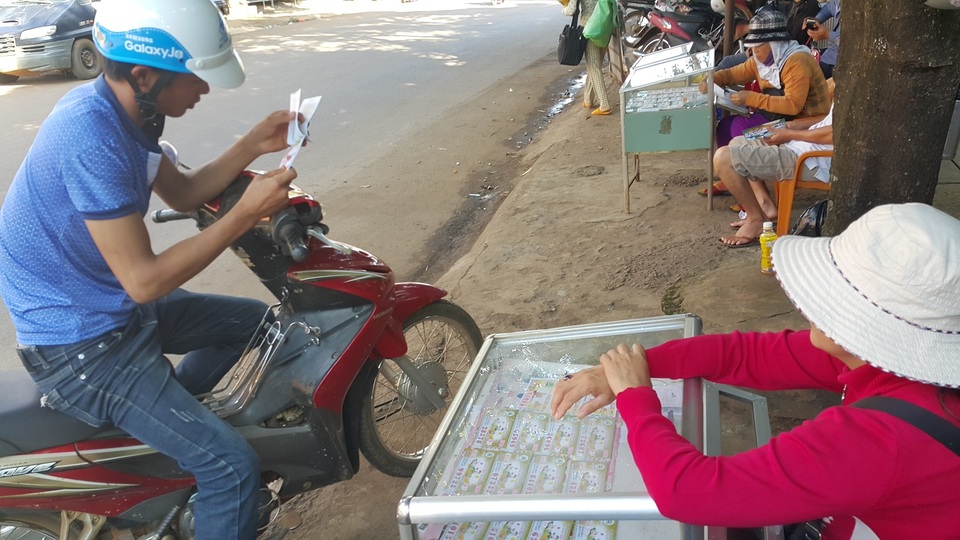 Đắk Nông: Tràn lan vé số kiểu Mỹ tự chọn, in sẵn - 1
Thị xã Gia Nghĩa có hàng chục sạp bày bán vé số điện toán kiểu Mỹ
