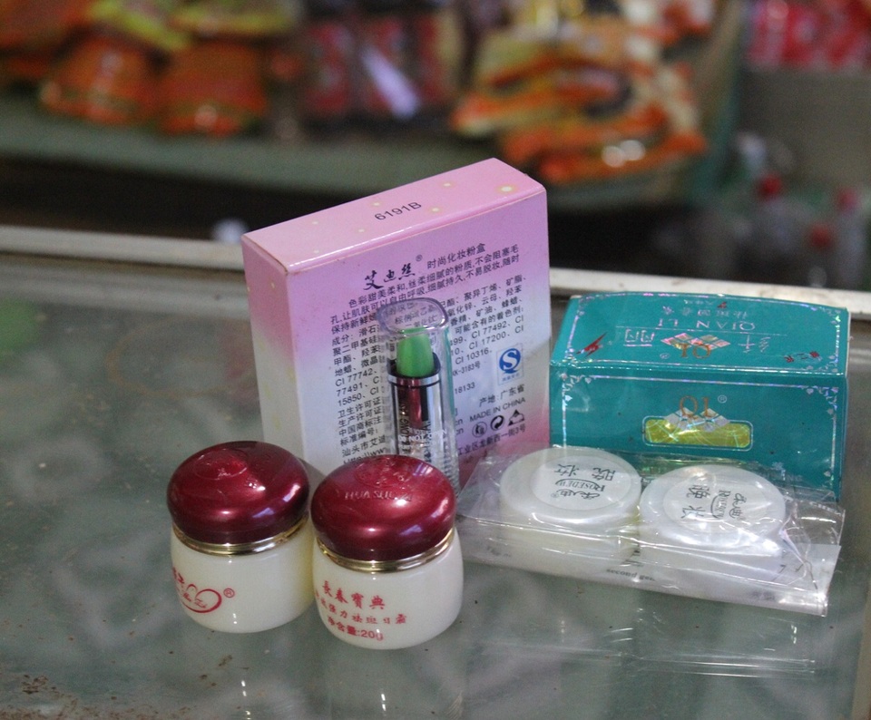 Mỹ phẩm làm trắng da… giá 2.000 đồng - 3 Những mỹ phẩm “ngoại nhập” có giá bán từ 4.000- 20.000 đồng/1 sản phẩm