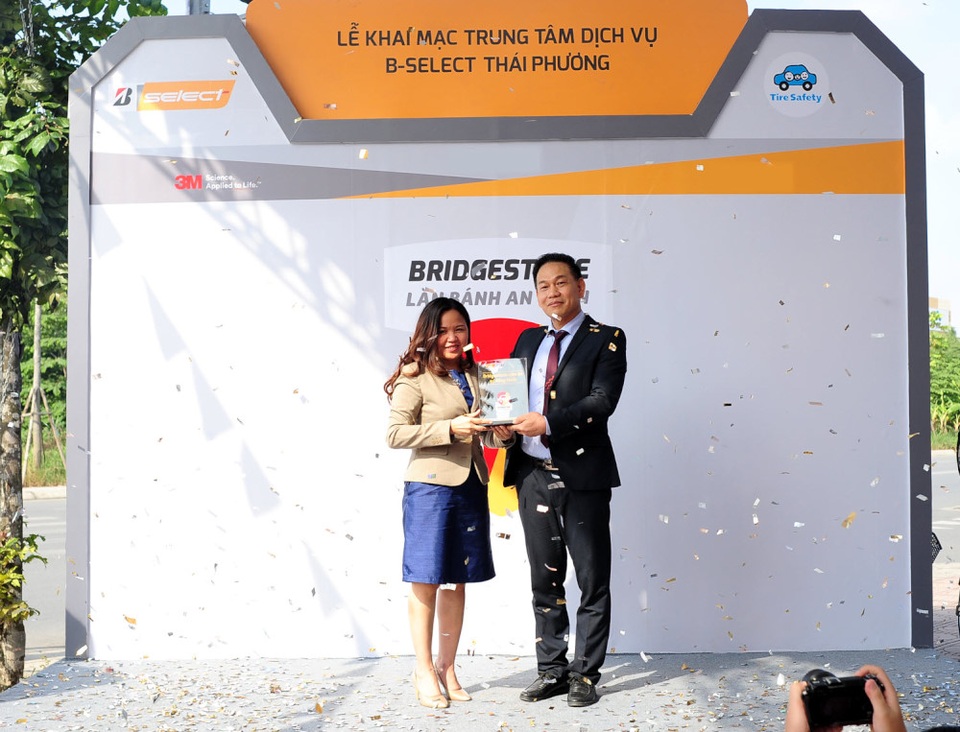 Bà Dương An Giang - Tổng quản lý cấp cao và ông Dương Văn Thái đánh dấu sự hợp tác bền vững.