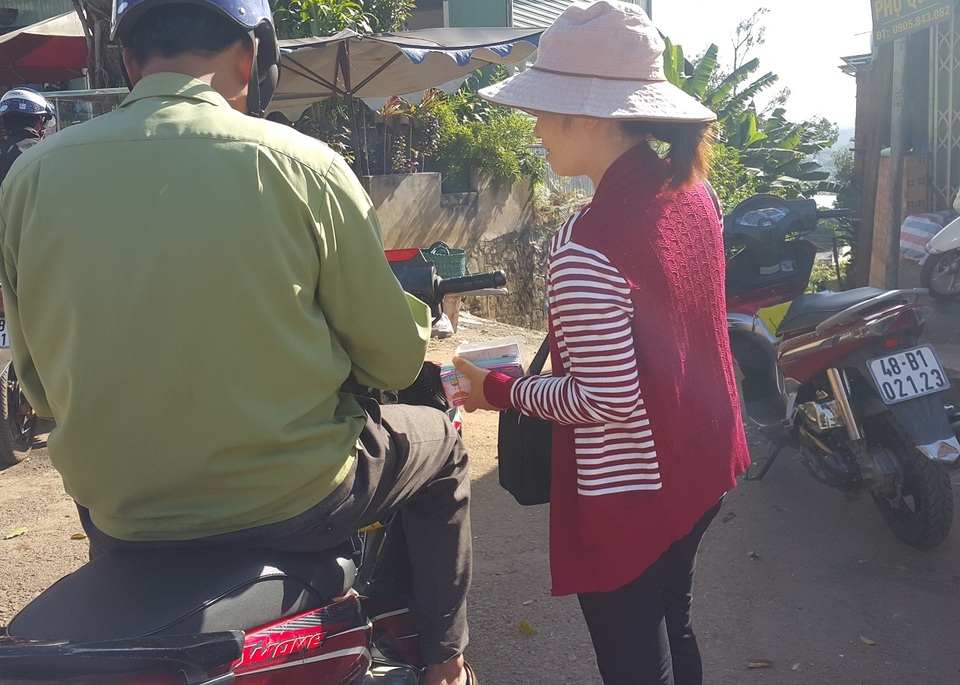 Đắk Nông: Tràn lan vé số kiểu Mỹ tự chọn, in sẵn - 3
Mỗi ngày, người bán vé dạo có thể lãi được nửa triệu nhờ bán giá chênh lệch