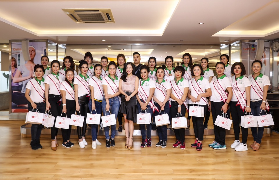 Hành trình trải nghiệm tuyệt vời của các ứng viên tại Quyền năng phái đẹp 2016 - 3 Chị Nguyễn Thu Trang trao qua tặng cho ứng viên Quyền Năng Phái Đẹp 2016