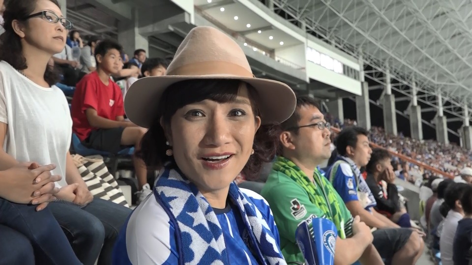 Công Phượng muốn tiếp tục được thi đấu tại Nhật Bản - 2 Cát Tường đến SVĐ K’s Denki, sân nhà của CLB Mito Hollyhock – nơi cầu thủ Việt Nam đang thi đấu để tìm kiếm anh