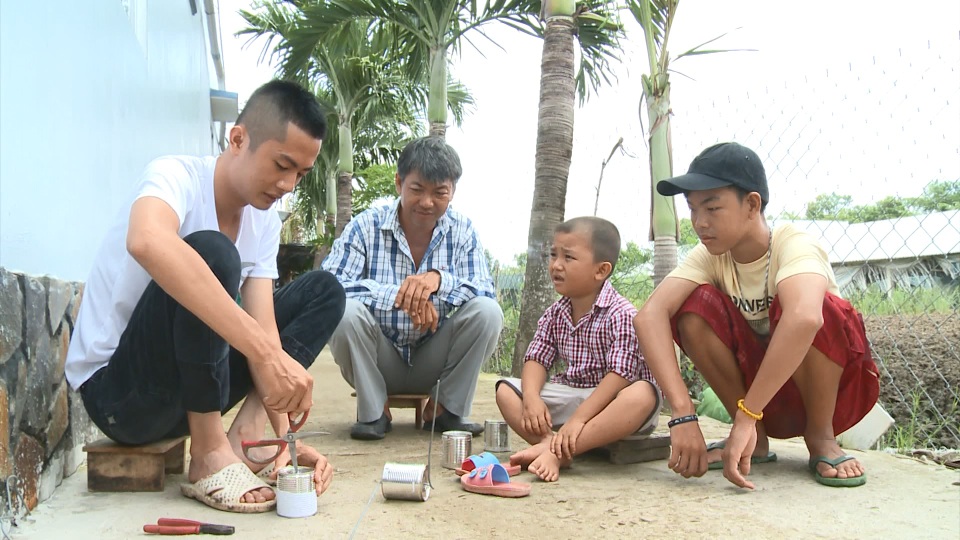 Huỳnh Phương - Vinh Râu ăn mít để chống đói và lang thang kiếm chỗ trọ ở Long An - 2 Huỳnh Phương (trái) trổ tài làm lồng đèn lon sửa bò cho trẻ em tại địa phương
