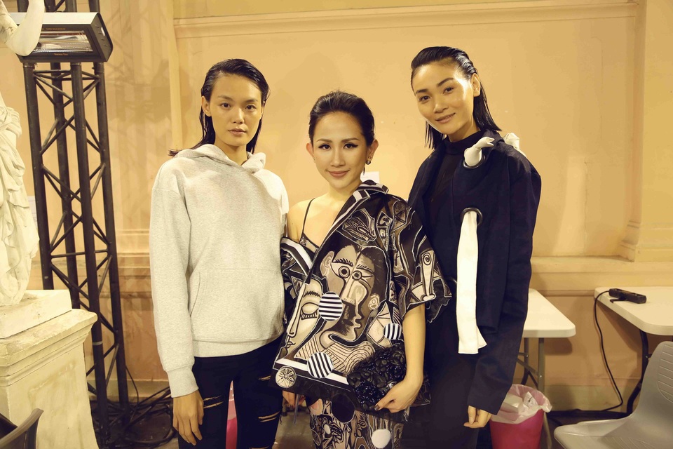 Trâm Nguyễn hội ngộ hai chân dài Việt ở Paris Fashion Week - 3 Trâm Nguyễn hội ngộ hai chân dài Việt ở Paris Fashion Week - 3