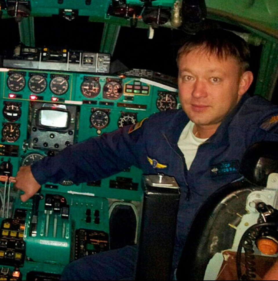Hình ảnh đầu tiên về phi công lái máy bay Tu-154 xấu số của Nga - 2
Roman Volkov từng cứu máy bay mất lái năm 2011. (Ảnh minh họa: The Sun)