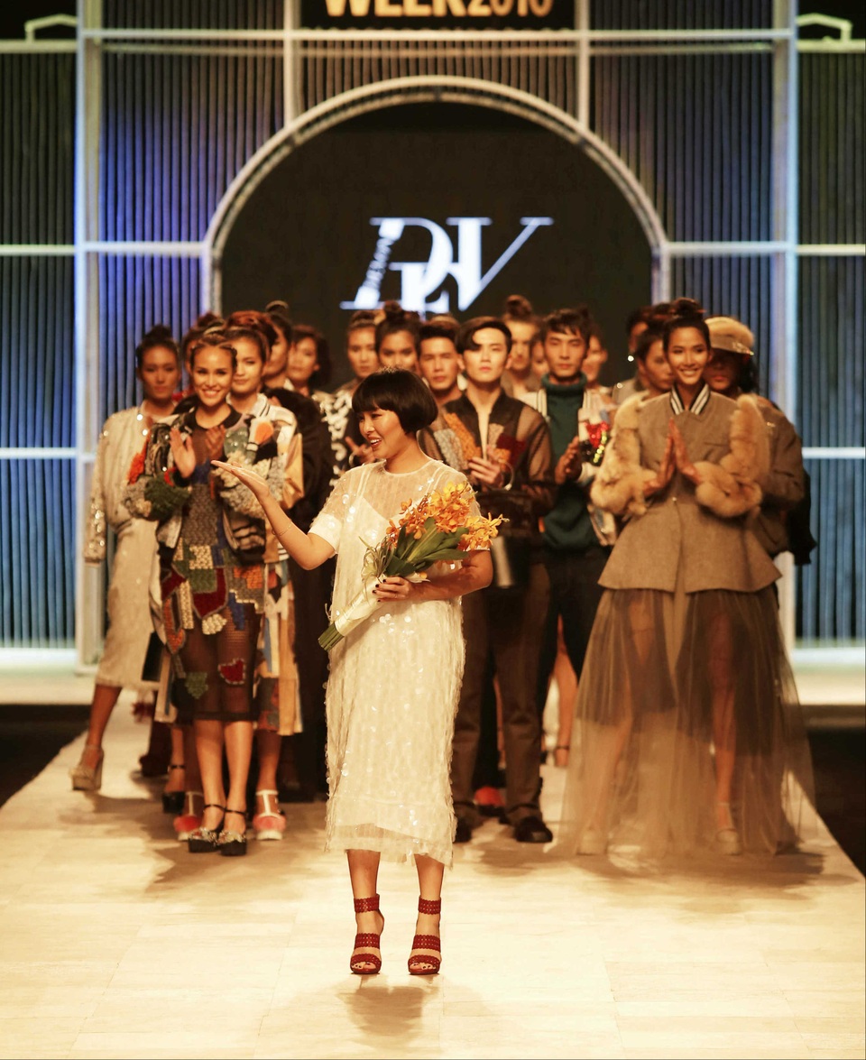 Vải Huddersfield Cloth may suit cho quý ông Kingsman xuất hiện tại VIFW Hà Nội - 1 Chị Devon và dàn người mẫu trong trang phục của BST “Dream & Reality”