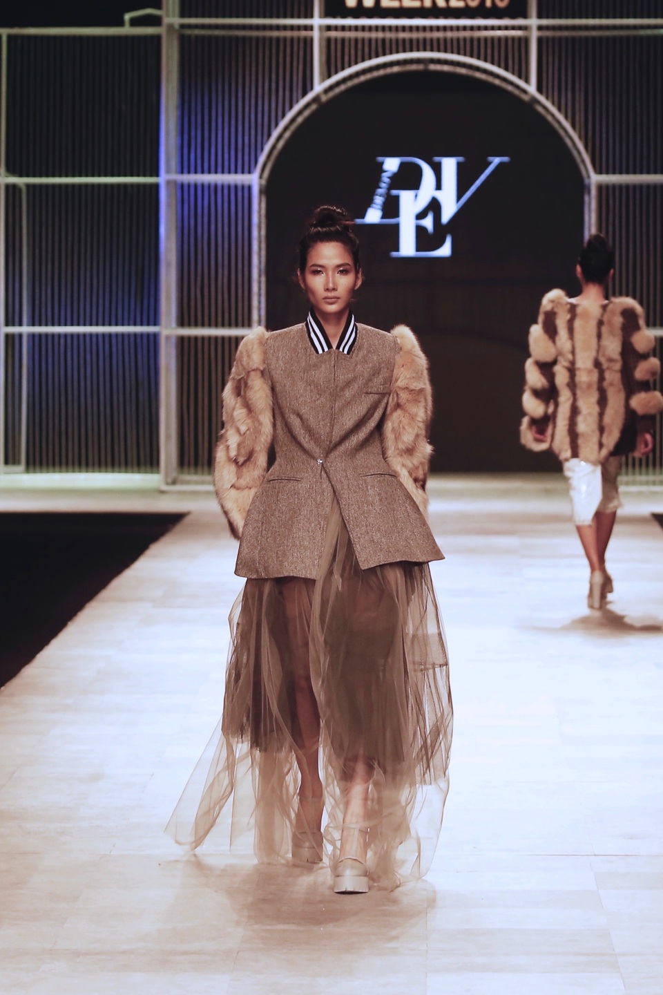 Vải Huddersfield Cloth may suit cho quý ông Kingsman xuất hiện tại VIFW Hà Nội - 5 Hoàng Thùy và cái kết ấn tượng cho BST “Dream & Reality” của NTK Devon Nguyen