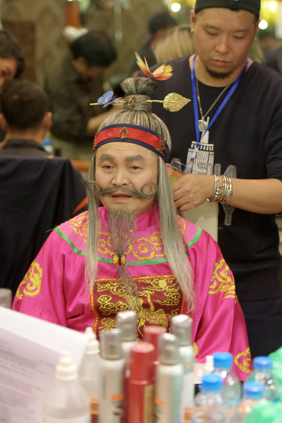 Nghệ sĩ Xuân Hinh chỉnh sửa lại râu tóc để đúng mẫu một Ông Tơ thời nay trước khi lên sân khấu. Anh hào hứng khoe bộ râu tóc được đính kết những con bướm in theo công nghệ 3D vô cùng sinh động. Để hoàn thiện được phần hoá trang này, các chuyên gia trang điểm đã phải mất hơn một giờ đồng hồ ngồi tỉ mẩn từng chi tiết một mới xong.