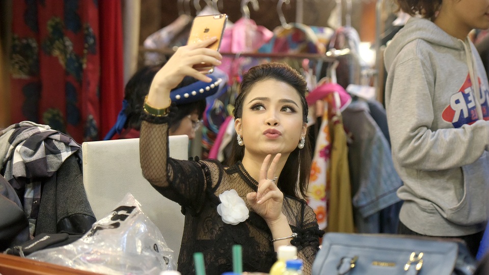 Ca sĩ Dương Hoàng Yến tự tin selfie sau khi đã hoàn thành phần trang điểm. Trong buổi ghi hình gala Cười 2017, Hoàng Yến song ca cùng Minh Quân 3 ca khúc.