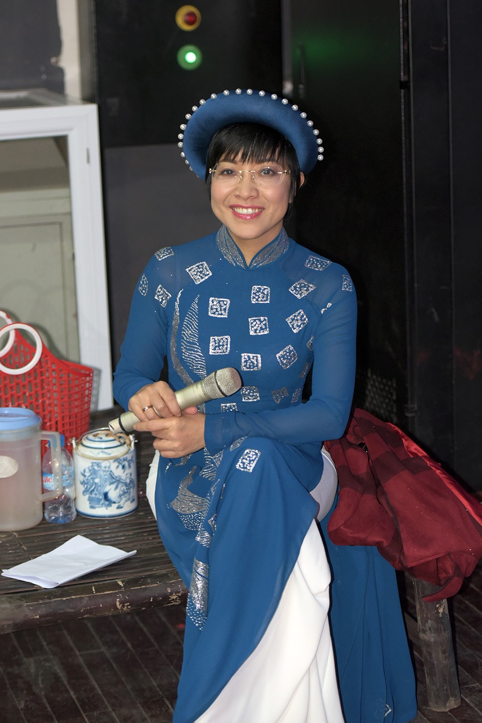 MC Thảo Vân nói đùa: Chỉ một cái áo khoác thôi mà khi khóc lên thì thành bà già mà bỏ áo khoác ra là trở lại với bà mẹ bỉm sữa ngay được.